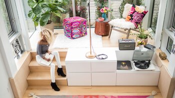 Tiene una cama doble tipo Queen Sizes. Un lavarropas, secarropas, planchador, una cocina completa y un baño espectacular. Es una casa muy completa (MB)