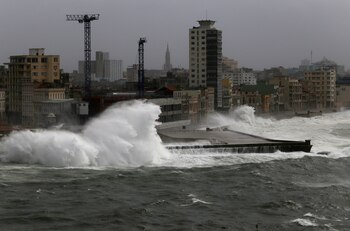 Las olas golpean El Malecón de La Habana el sábado (REUTERS)
