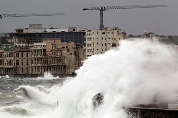 Olas contra el Malecón de La Habana (REUTERS)
