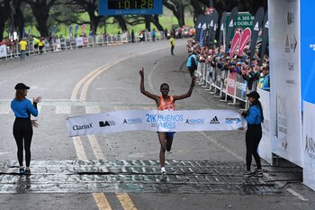 El keniata Paul Lonyangata cruza la meta en los 21K de Buenos Aires, el medio maratón más popular de Latinoamérica (Telam)
