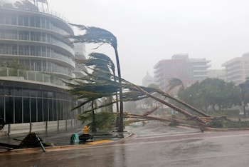 Las palmeras esparcidas por la carretera a medida que pasa el huracán Irma en Miami Beach, Florida (AP)