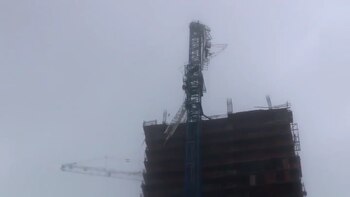 La segunda grúa destruida se