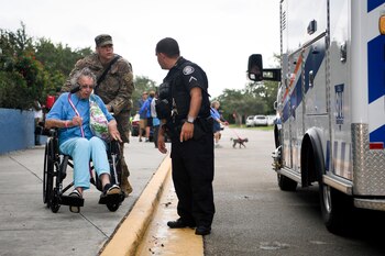 Dos agentes ayudan a una