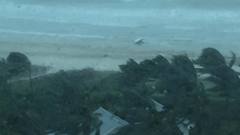 Un velero, arrastrado por el huracán Irma en South Beach, Miami