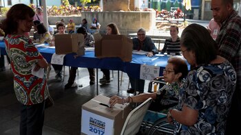 Una mujer vota en un