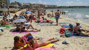 Turistas alemanes y daneses de