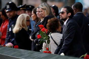 La gente se detiene ante una de las fuentes en el Memorial del 11 de Septiembre, en Nueva York (Reuters)