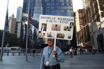 George Kousoulis sostiene un cartel con imágenes de su hija Danielle Kousoulis, fallecida en el ataque (Reuters)