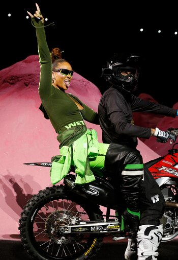 Rihanna brindó un impactante show