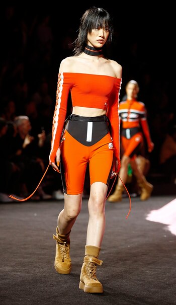 Leggings, tops y chokers cobran