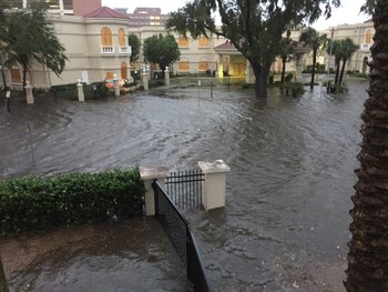 Las inundaciones alcanzan el centro médico St. Vincent en Riverside (@PaigeANjax)