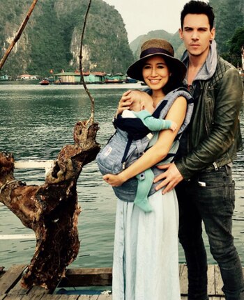 Jonathan Rhys-Meyers con su esposa