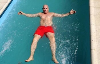 Ibáñez de Alba, utilizando su