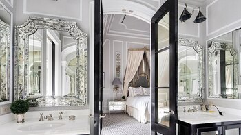 Dividido en dos pisos, las