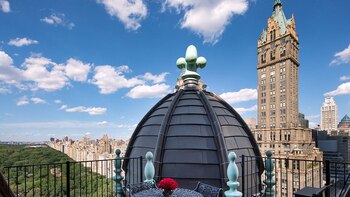 Posee una amplia terraza que