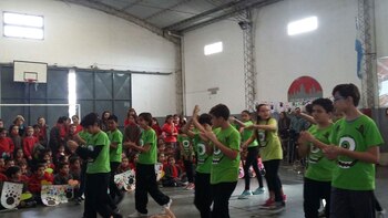 De zapatillas blancas, Mirko, actuando