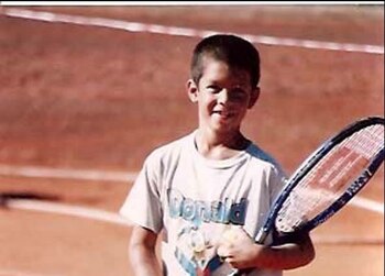 Facundo practica tenis gracias a