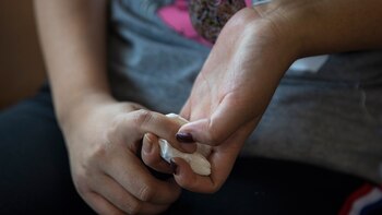 Una desertora norcoreana sujeta un