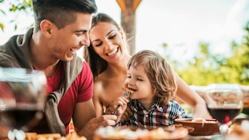 Las tendencias como el veganismo y el vegetarianismo ya no abarcan solo a los más grandes, sino que hay familias que deciden que sus hijos no ingieran carne (Gettyimages)
