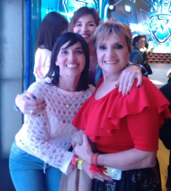 Sus dos hijas mujeres -tiene