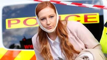 Una mujer herida es atendida