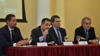 De izquierda a derecha, Karel