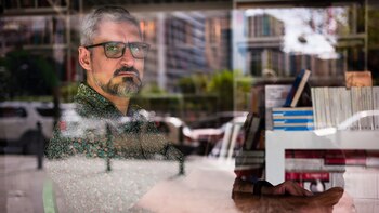 Pumar en su librería, y