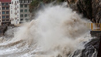 Olas gigantes chocan contra las