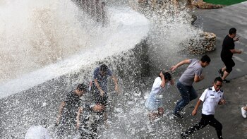 Gente escapa de las olas