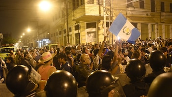 La gente participa en una protesta exigiendo la renuncia de los congresistas frente al Congreso de Guatemala, el 16 de septiembre de 2017 (AFP)
