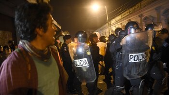 La policía antimotines enfrenta a personas que participan en una protesta exigiendo la renuncia de congresistas frente al Congreso Nacional Guatemalteco, en la ciudad de Guatemala, el 16 de septiembre de 2017. (AFP)