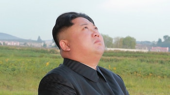 Kim Jong-un observa uno de