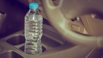 Dejar la botella con agua