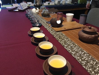 De ceramica marron, el té