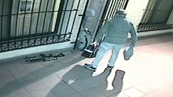 López entrando los bolsos al