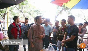 Zeng en la plaza donde