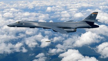Un bombardero supersónico nuclear B-1B