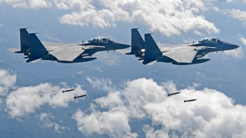 Dos F-15K lanzando sus bombas