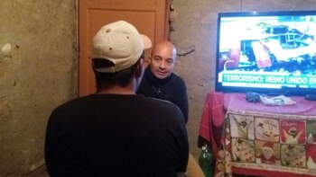 El cuidacoches, de espalda, dio