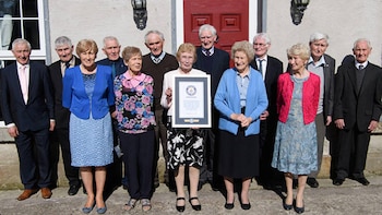 Los Donelly, con el diploma