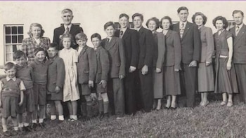 Los Donelly, junto a sus