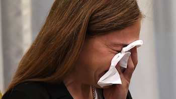 La víctima, Giuliana, llora al