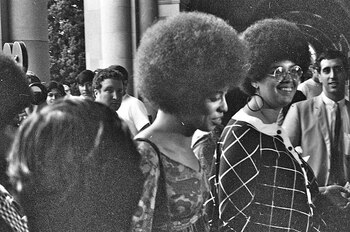 Angela Davis entra en el