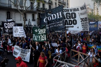 Las columnas de manifestantes marchas por la Avenida de Mayo