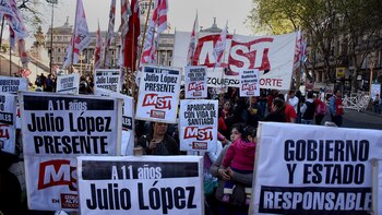Manifestantes del Movimiento Socialista de Trabajadores en la Plaza del Congreso