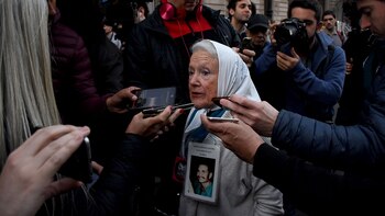 Nora Cortiñas de las Madres de Plaza de Mayo Línea Fundadora habla con los periodistas durante la manifestación