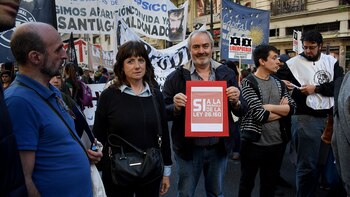 Los dirigentes Vilma Ripoll y Alejandro Bodart presentes en la marcha hacia Plaza de Mayo
