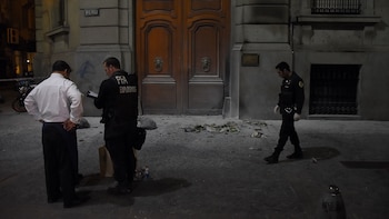 Un grupo de quince personas arrojó un recipiente con combustible y provocó un principio de incendio en una de las puertas del edificio de la Legislatura porteña