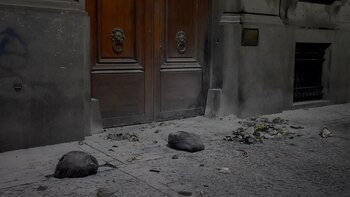 La puerta de Hipólito Yrigoyen y Perú fue dañada con una bomba molotov