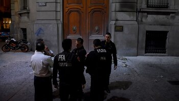 Personal de Bomberos de la Policía trabajo en la puerta afectada